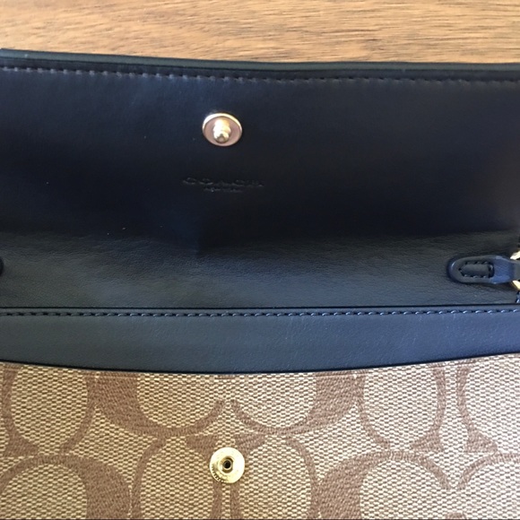 SALE!! Coach Wristlet comes in original box - Picture 7 of 16